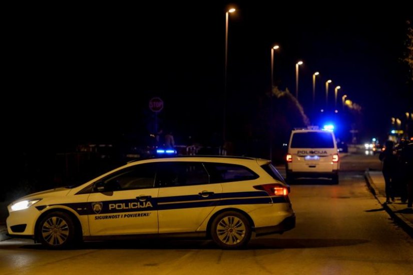 Vozilom sletio s kolnika, udario u prometni znak i napustio mjesto nesreće
