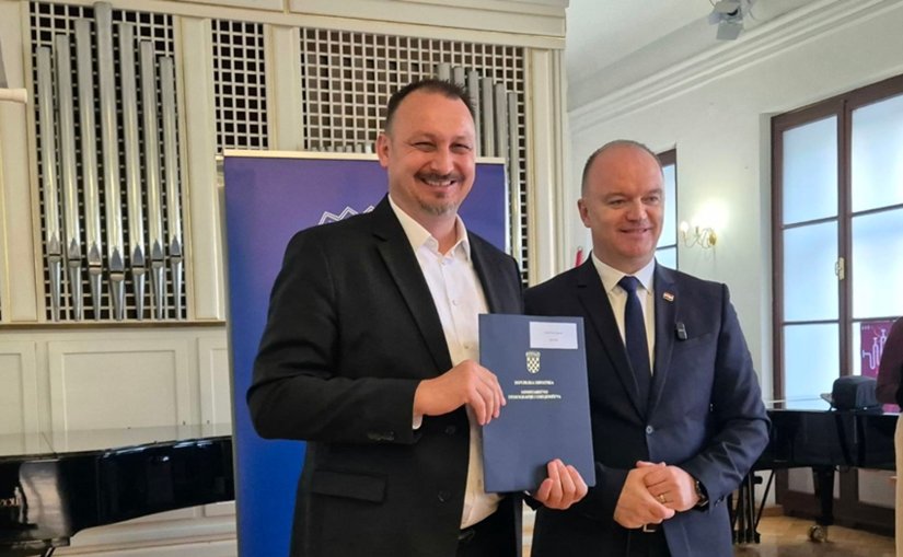 Ministar Šipić gradonačelniku Jenkaču uručio ugovor vrijedan gotovo 49 tisuća eura