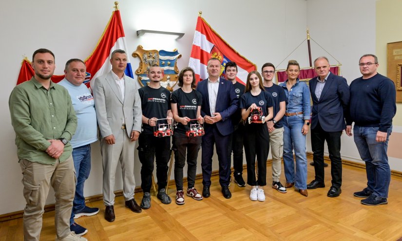 FOTO Zlatni robotičari iz Varaždinske županije briljirali u SAD-u: župan Stričak im priredio prijem