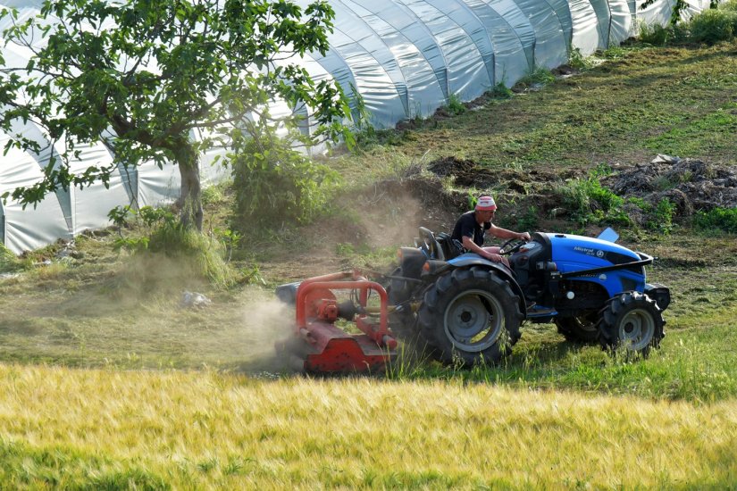 Kaos na cesti u Martijancu: Pijan, bez vozačke i osiguranja zaustavljen za volanom traktora