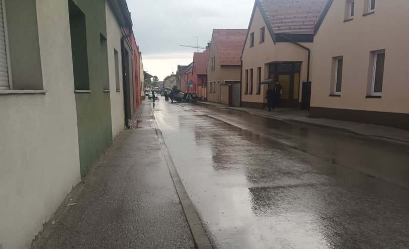 FOTO: Nesreća u Ulici Ognjena Price, auto završio na krovu