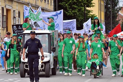 FOTO Maturanti okupirali ulice: ni tmurno vrijeme nije pokvarilo veseli mimohod ulicama grada!