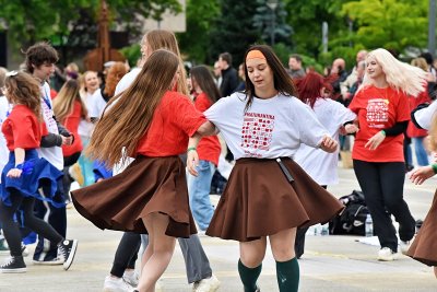 FOTO Maturanti na Kapucinskom trgu u Varaždinu zaplesali quadrillu i poslali poruke mira