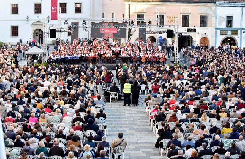 FOTO &quot;Orkestar 100 violina&quot; oduševio izvedbom na Korzu...