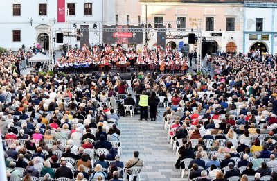 FOTO &quot;Orkestar 100 violina&quot; oduševio izvedbom na Korzu...