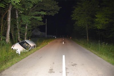 Nije pazio pa pijan s vozilom sišao van kolnika u cestovni jarak i udario u most te drvo