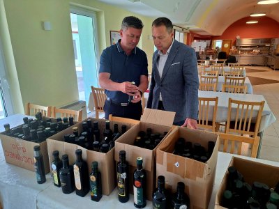Bučina ulja s međunarodne izložbe Alpe-Adria i izložbe bučinih ulja Hrvatske donirana Caritasovoj pučkoj kuhinji