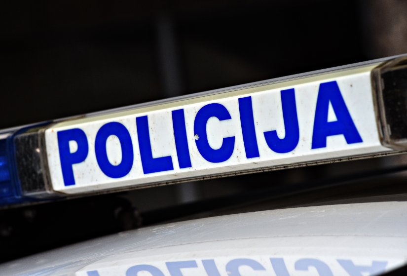 Popio previše, sjeo za volan i završio u cestovnom jarku