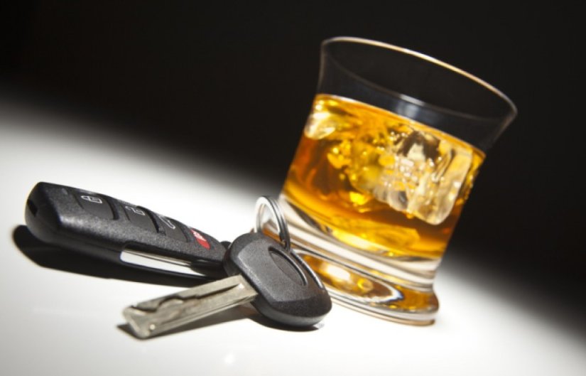 Vozio se pijan i napravio dar mar, oštetio teretno vozilo, drugi auto, stablo i prometni znak