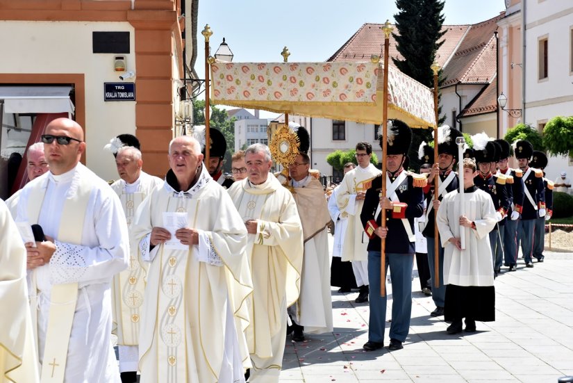 FOTO Svečanom misom u varaždinskoj katedrali i procesijom gradskim središtem proslavljen blagdan Tijelova