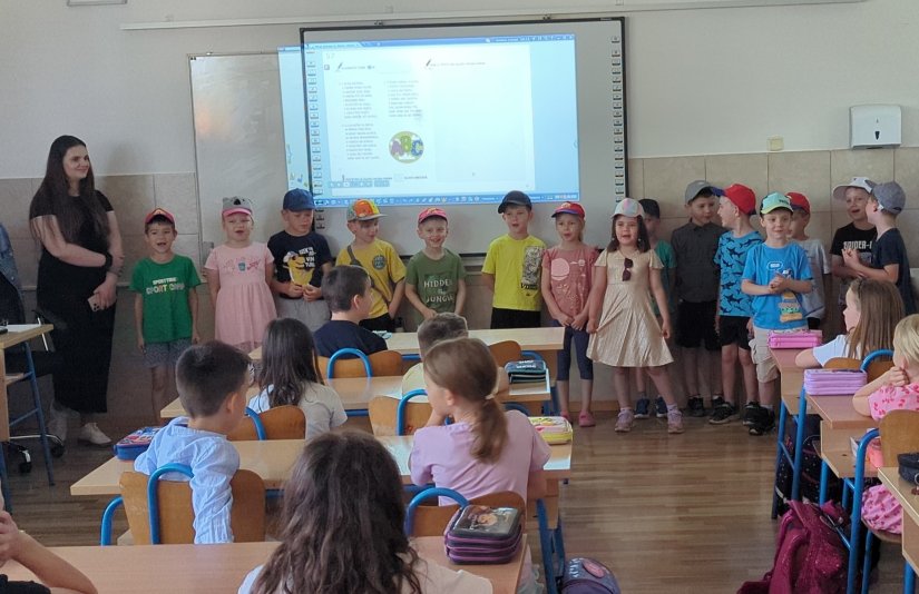 FOTO Predškolci vrtića &quot;Dječji svijet&quot; u školi: pjevali, crtali i družili se s prvašićima!