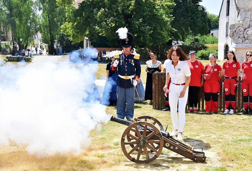 FOTO Glasni pucanj posvećen GD Crvenog križa Varaždin, a uzicu topa povukla je ravnateljica Mintas