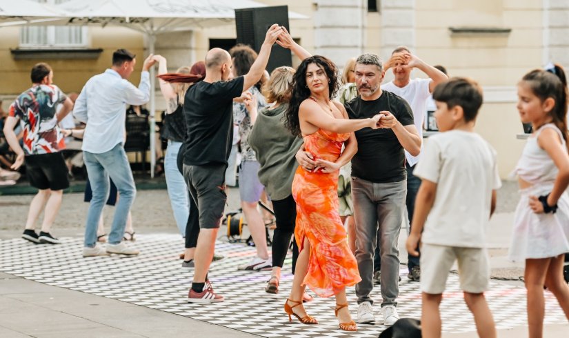 FOTO Subotnja plesna večer kod fontane: Uživali u atraktivnom plesnom programu