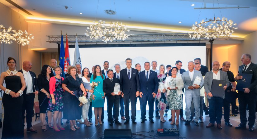 Među dobitnicima HOK-ove plakete &quot;Zlatne ruke&quot; je i ugostitelj Krunoslav Novak, vlasnik trnovečkog &quot;Starog mlina&quot;