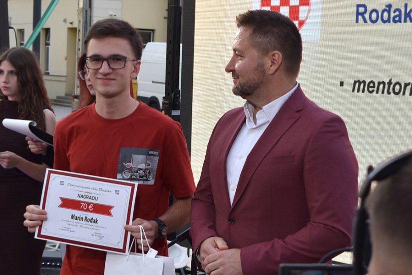 FOTO MEC nagradio najbolje maturante i uspješne učenike na natjecanjima