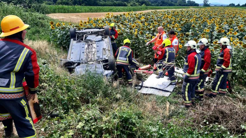 FOTO Pijani 62-godišnjak prevrnuo auto u Sigecu Ludbreškom, vatrogasci ga izvukli iz vozila