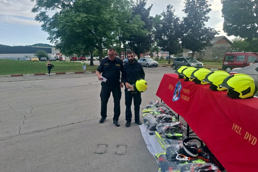 Novi Marof nastavlja ulagati u sigurnost: Vatrogascima predana nova oprema i promovirani novi članovi