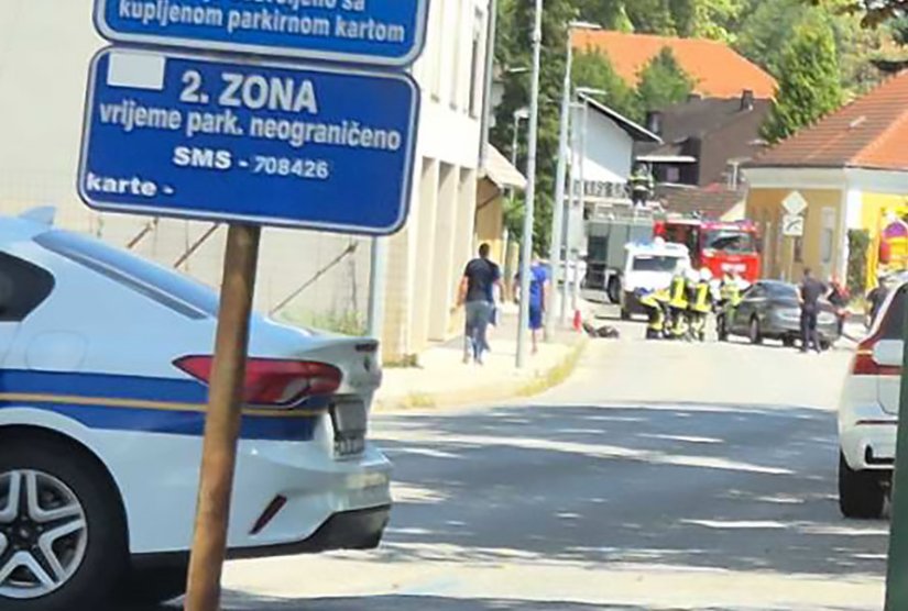 Automobil u gradskom središtu završio na krovu- izašla policija i vatrogasci