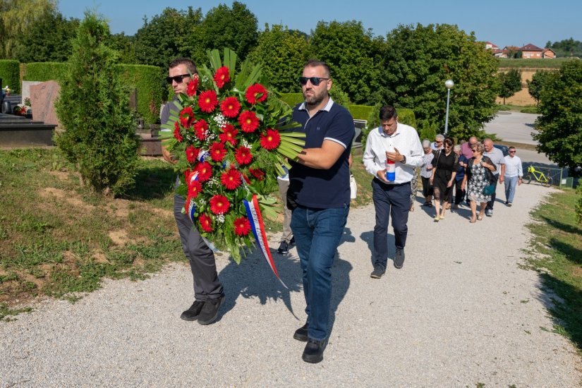 Vijenci u spomen na preminule mještane povodom Dana Općine