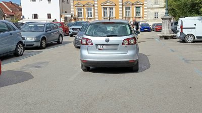 Ostavio auto nasred kolnika za prolaz automobila na parkiralištu kod Banus placa