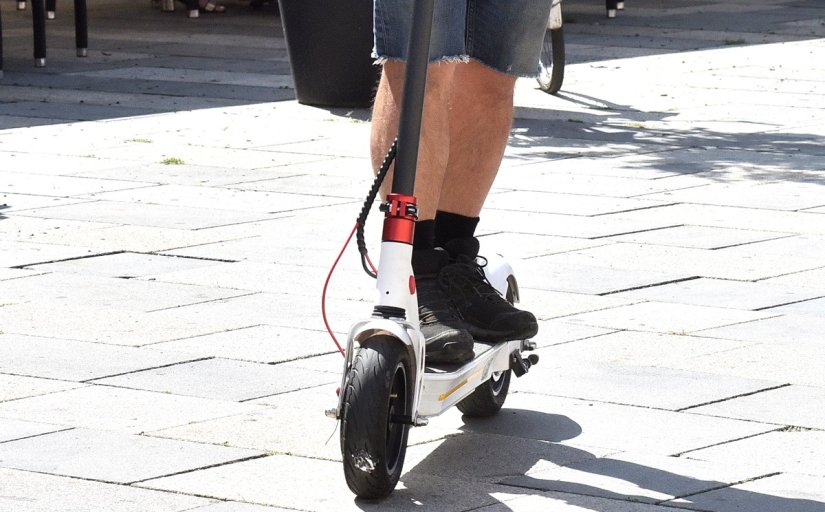 Vozio se pijan na električnom romobilu, nije dobro završilo