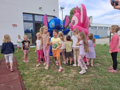FOTO Djecu iz vrtića Bambi Petrijanec razveselili maskotama Stitcha i Angele