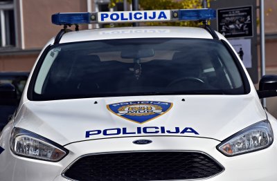 Vozio se pijan kod Podevčeva, autom završio u cestovnom jarku