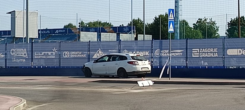 FOTO Bio je pijan kada je autom prošao ravno kroz kružni tok u Zagrebačkoj ulici