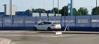FOTO Bio je pijan kada je autom prošao ravno kroz kružni tok u Zagrebačkoj ulici