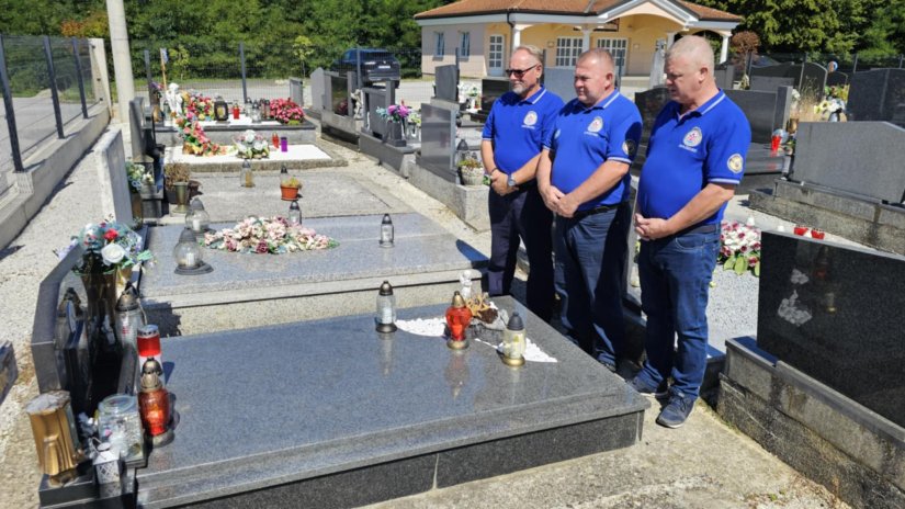 FOTO Dan pobjede obilježen i odavanjem počasti poginulim hrvatskim braniteljima na njihovim posljednjim počivalištima