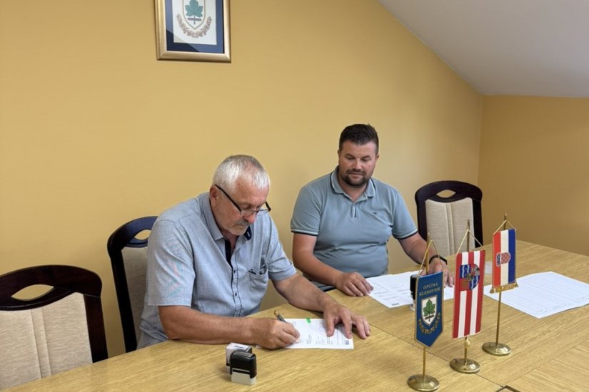 U Klenovniku počinje gradnja novog igrališta: Potpisan ugovor vrijedan više od 210 tisuća eura