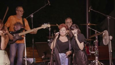 &quot;Slatki snovi&quot; u izvedbi Romantixa uz kazališnu fontanu...