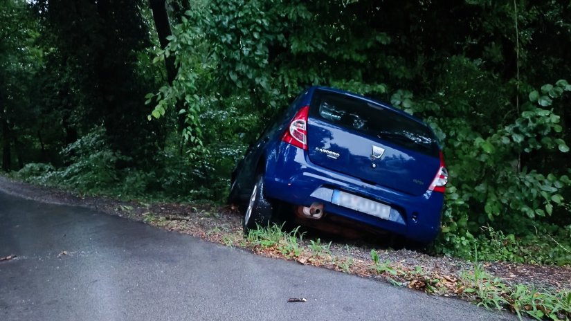 Sletjela s ceste u betonski most, auto završio u jarku