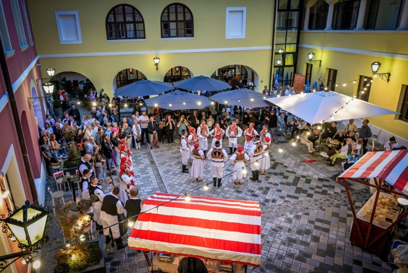 FOTO U atriju Županijske palače nastupio KUD Hrvatskih željeznica, svaki dan nova gastro-ponuda