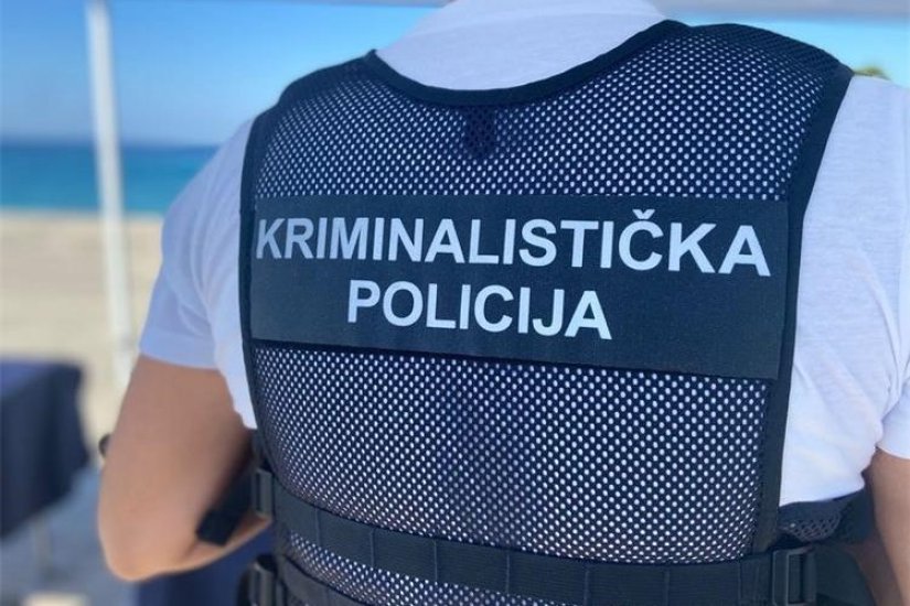 Usred dana banuo u kladionicu, izvadio oružje i naredio zaposlenici da preda novac