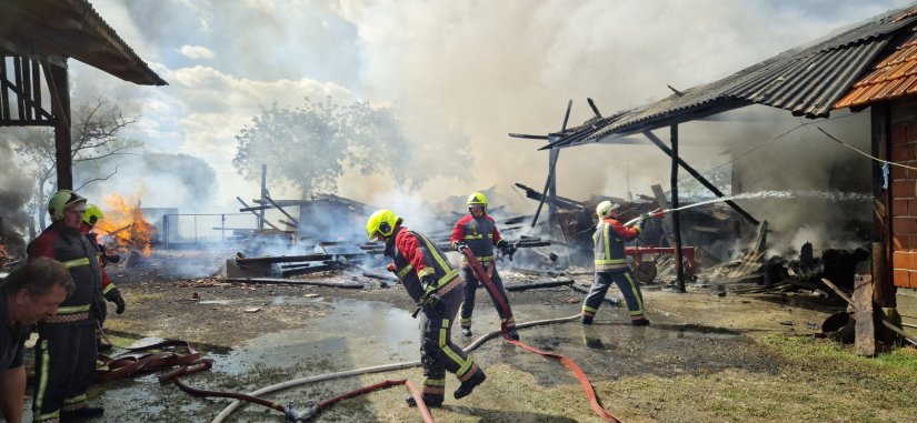 FOTO: U Sesvetama Ludbreškim požar na gospodarskim objektima, šteta 45 000 eura