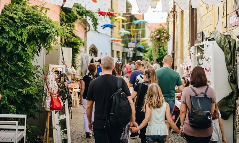 Lopovi koriste gužvu, na štandu u Uskoj ulici ukraden novčanik