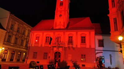Varaždinska Gradska vijećnica u crvenom u nedjelju na večer