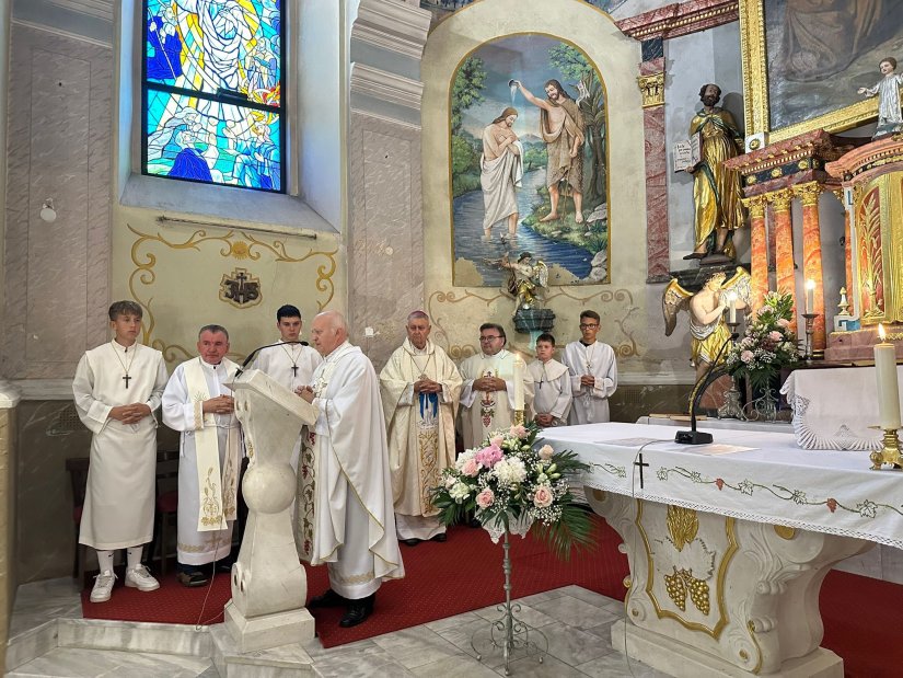 FOTO Blagoslovljen oltar sv. Rozalije, ispovjedaonica u crkvi sv. Petra i Pavla te knjižnica Pastoralnog centra u Petrijancu