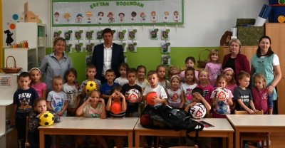 VINICA Načelnik učenicima podijelio sportske rekvizite i poželio uspješnu godinu