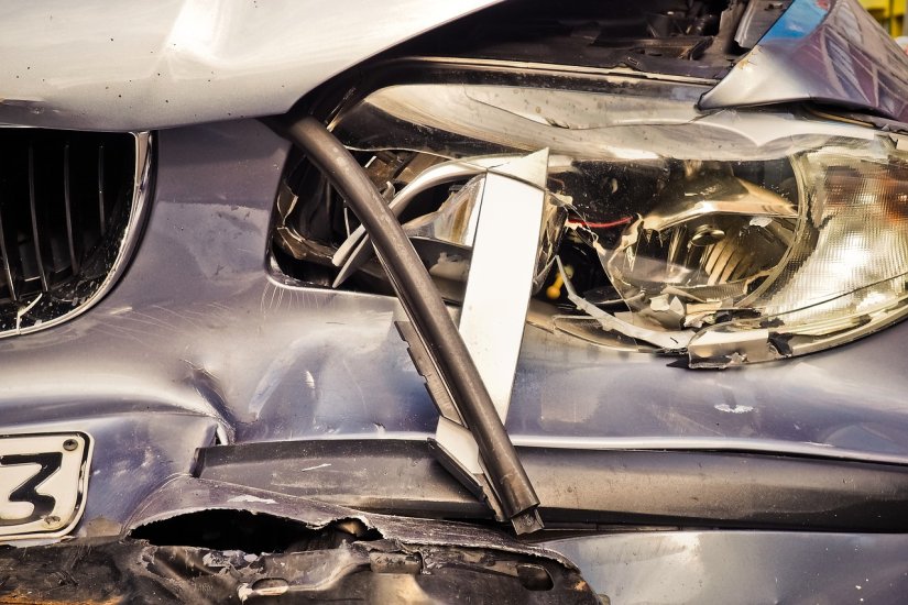 Jedan auto izletio kod Pake, drugi stao i zaustavio kod prvog, a onda je naletjelo treće vozilo...