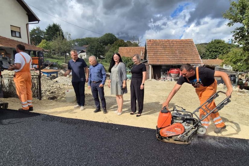 FOTO Zahvaljujući dobroj suradnji Općine i Županije obnavljaju se dvije prometnice u Brezničkom Humu