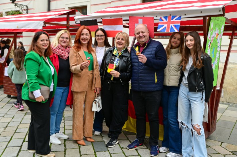 FOTO Ispred Županijske palače u Varaždinu obilježen Europski dan jezika