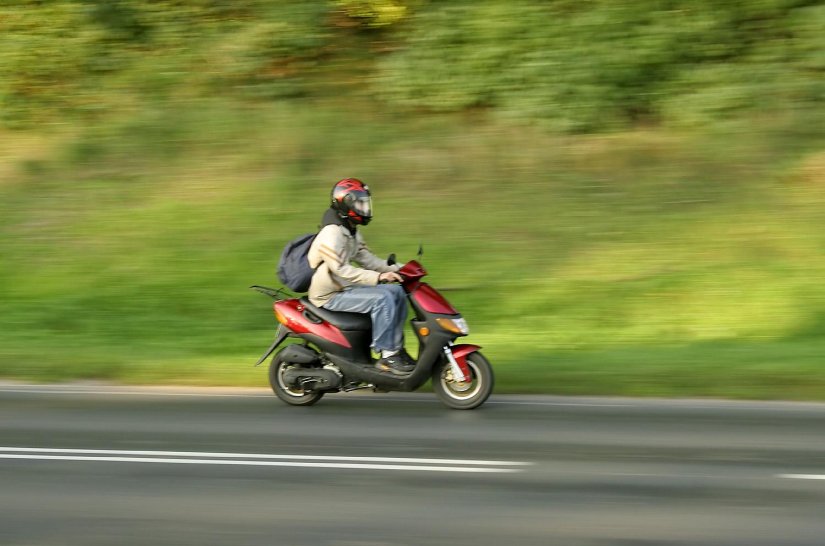 U Knegincu ozlijeđen maloljetni biciklist bez kacige, a u Varaždinu 26-godišnjak na električnom skuteru
