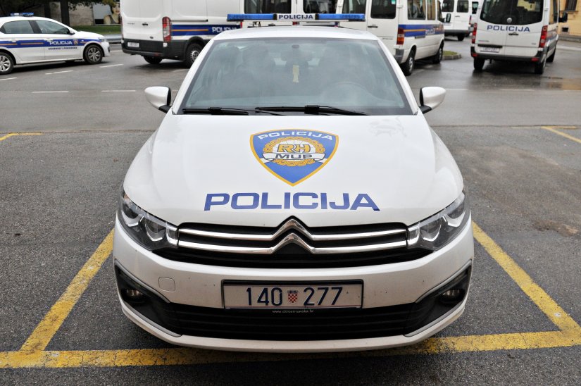 Zaletio se pijan u kolonu vozila, vozilo ispred sebe odbacio u cestovni jarak