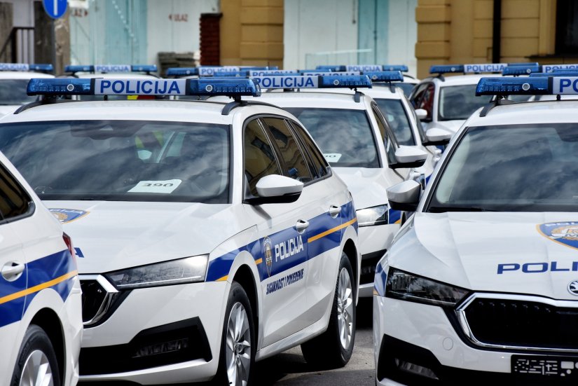 Zabio se u stražnji dio auta zaustavljenog u koloni vozila i ozlijedio maloljetnicu