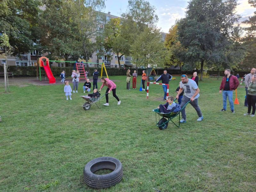 FOTO Roditelji, mališani i odgojitelji vrtića u Trakošćanskoj uživali u igrama u sklopu Dječjeg tjedna