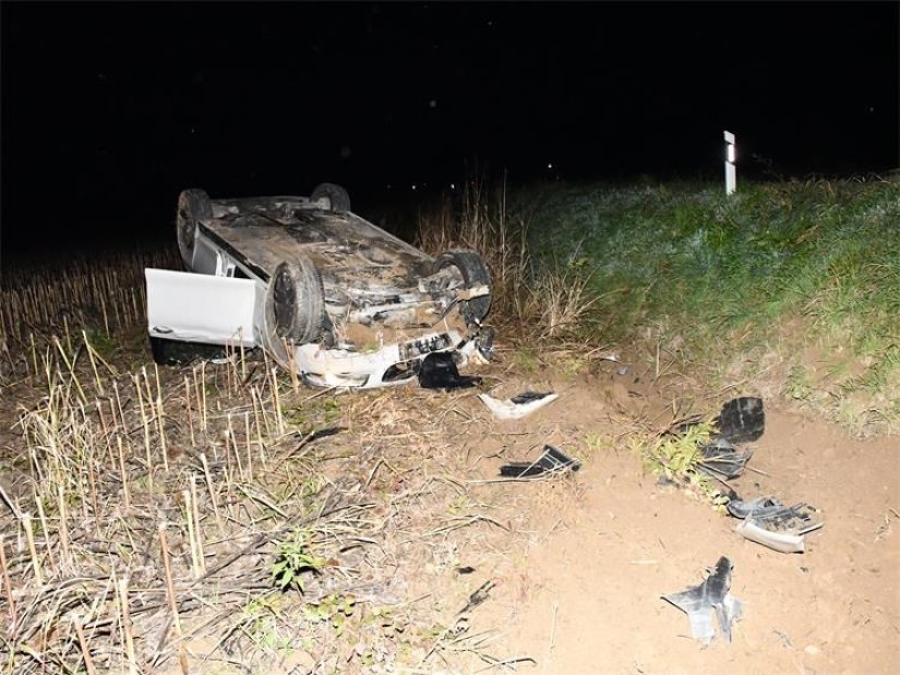 Bio pijan, vozio se prebrzo pa okrenuo auto na krov