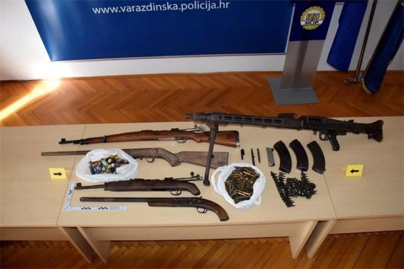 Pretražili mu dom pa pronašli pravi arsenal - nekoliko pušaka, streljivo...