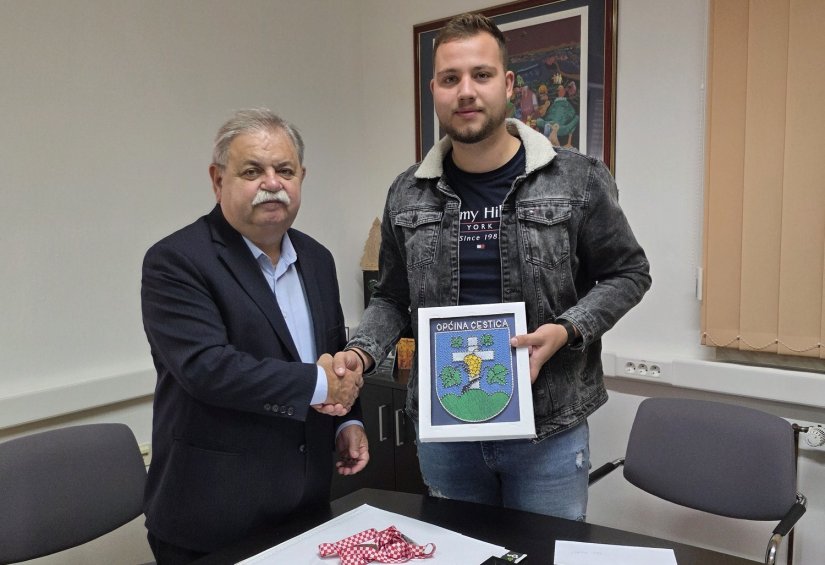 Vrsni kuhar Dino Veselić zbog novih medalja primio čestitku načelnika Mirka Korotaja